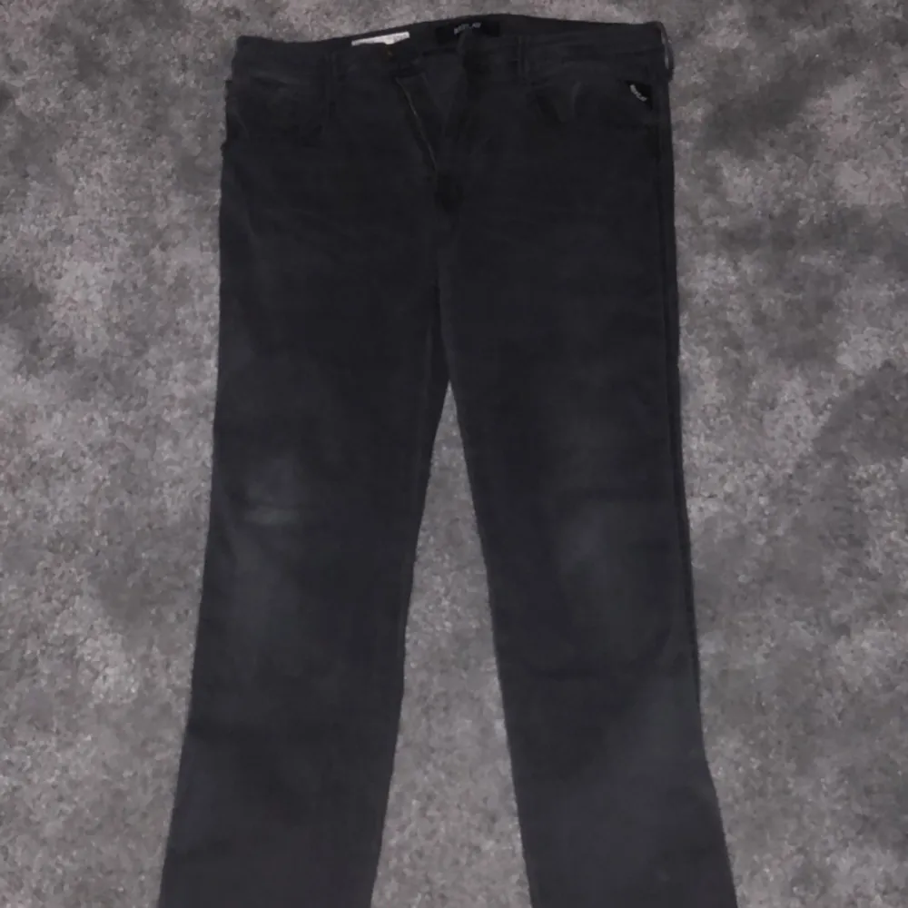 Säljer nu mina snygga jeans av märket Replay! Modellen heter anbass och ny pris ligger på ca 1,500. Storleken är egentligen 36 men då modellen är små i storlekarna skulle jag säga att den passar 32/33 vilket motsvarar ungefär 170-175 cm.. Jeans & Byxor.