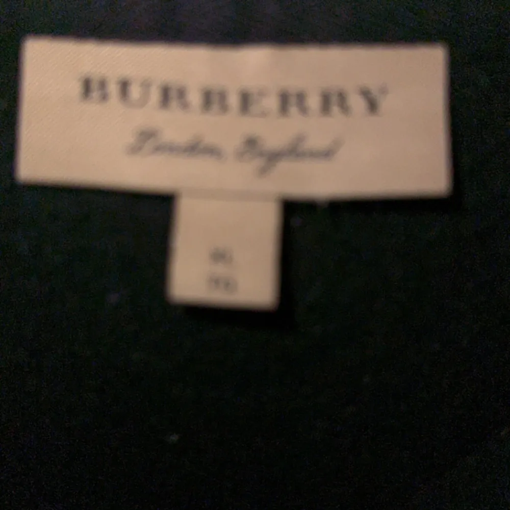 Säljer en burberry zip riktigt fet inga hål inget ting använd 3 gånger ish kom dm om de e nån fråga . Tröjor & Koftor.