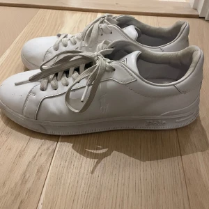 Ralph Laouren skor  - Skick 8/5. Använda cirka 10 gånger. Köpta från Ralph Laouren. Box och kvitto ingår inte för det e tyvär slängt. Skriv för mer information. Nytt pris 1200, mitt pris 499