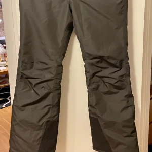 Everest skidbyxor dam  - Everest W Skidbyxor strl 38/small  Svarta skidbyxor, justerbara i midjan. Vind- och vattentäta (5 000 mm) Heltejpade, vattentäta sömmar. I ypperligt skick, endast använda 1 ggr.  Rökfritt hem 