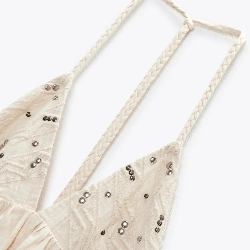 Beige strand och sommar klänning från zara Fina detaljer vid brösten samt flätade band som går runt halsen - Oanvänd Öppen vid ryggen. Mekot.