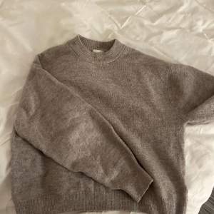 Begie stickad tröja från Hm. Helt okej skick säljer då den aldrig kommer till användning.💕