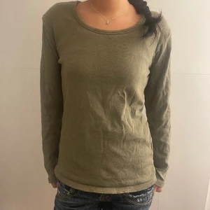 Grön långärmad tröja - Så najs långärmad grön tröja, inte använd ofta och i bra skick men köpt second hand. Kan diskutera pris (på allt jag säljer) men passar S-M💓