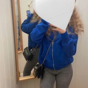 Blå zip hoodie  - Blå zip hoodie som är jättefin till alla årstider! Bra skick!