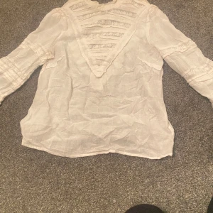 Jätte fin festlig tröja - Vit jättefin detaljerad tröja  lite sthlm stil  aldrig använt 