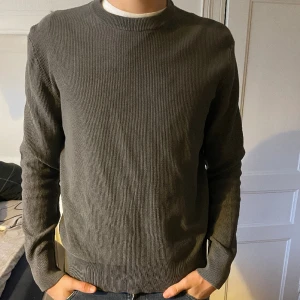 Stickad tröja  - Stickad tröja från Zara | Storlek: M - knappt använd - Vårat pris: 249kr - Nypris: 549kr - modellen är 182cm