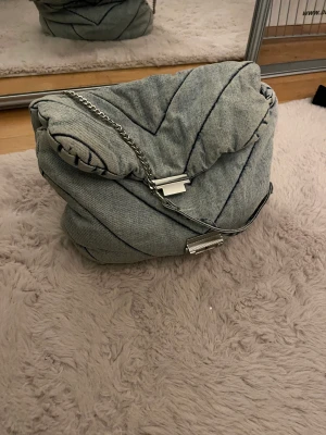 Jeans väska zara - Väska från zara. Fint skick💗