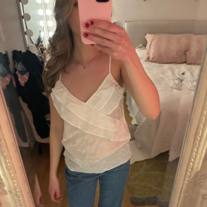 Vit topp - Säljer denna söta topp! Använd 1 gång och i gott skick!