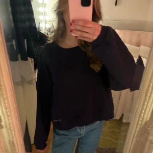 Vintage champion sweatshirt - Marinblå sweatshirt från Champion! Sitter oversized på mig som är en storlek S! 💕