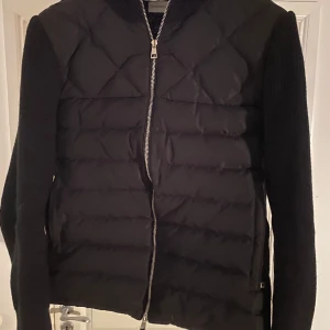 M cardigan svart låga XL - Tja! Säljer denna tvär feta M cardigan med en svart läder låga. L/XL