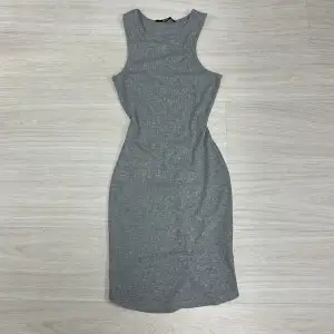 Säljer denna supersnygga klänningen, färgen är mycket ljusare i verkligheten🩷inga defekter, perfekt till sommaren! Köparen står för frakt