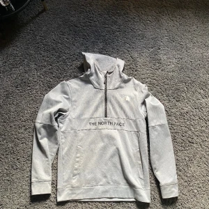 The north face tröja - Bra skick logotypen har lossnat lite annars inget