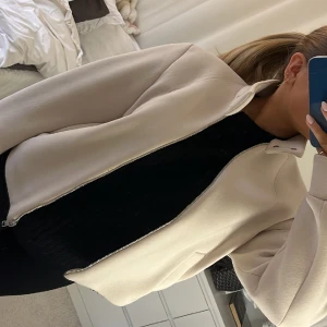 Arket cos jacka - Säljer då den inte kommer till användning. Köptes på plick för knappt ett år sen, inga defekter. Pris kan diskuteras🫶🏻🫶🏻