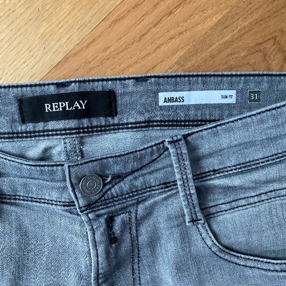 Säljer ett par Replay jeans i den eftertraktade modellen ”Anbass”. Nypris: 1800 Mitt pris: 499. Hör av er vid intresse!. Jeans & Byxor.
