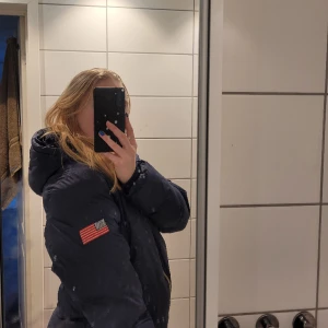 Vinson polo club jacka - Pufferjacket i marinblå, superfin men kommer inte längre till användning, knappar i luvan finns för en avtagbar päls men pälsen saknas, fler bilder går att lösa 🥰