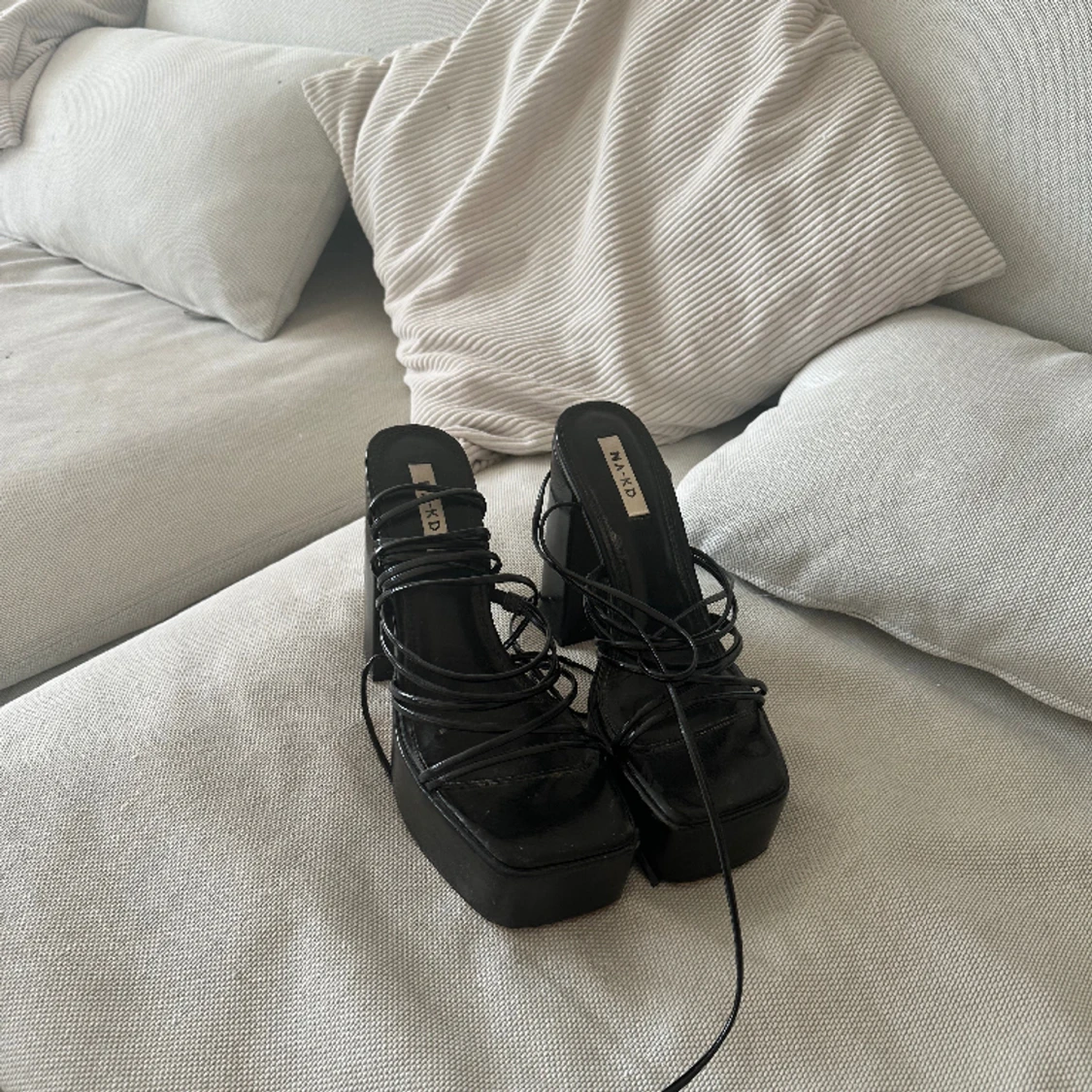 Platåklackar med långa band  - 90