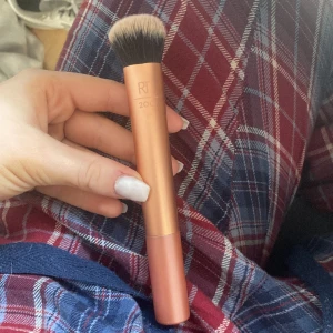 real tecniques borste - Real tecniques 200 borste, skriv för att förhandla. testad men inte så andvänd men tvättas såklart innan postning