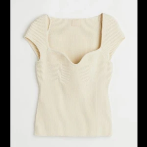 Ribbstickad topp från H&M - Cream vit rippstickad topp från H&M, sparsamt använt! Storlek M