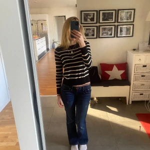  Vero Moda Tröja - Säljer nu denna randiga tröja från Vero Moda. Jag har max använt den 3 gånger så det är inga tecken på användning. Storleken är xs men den är ganska stretchig så ja skulle säga att den passar en s också. Köpte för 400, har satt ner priset till 250❤️