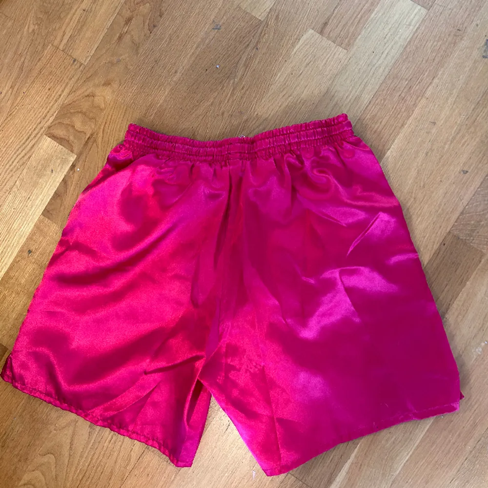 Säljer dessa skitsnygga (boxnings) tränings shorts. Väldigt tänjbara så passar de flesta storlekar.. Shorts.