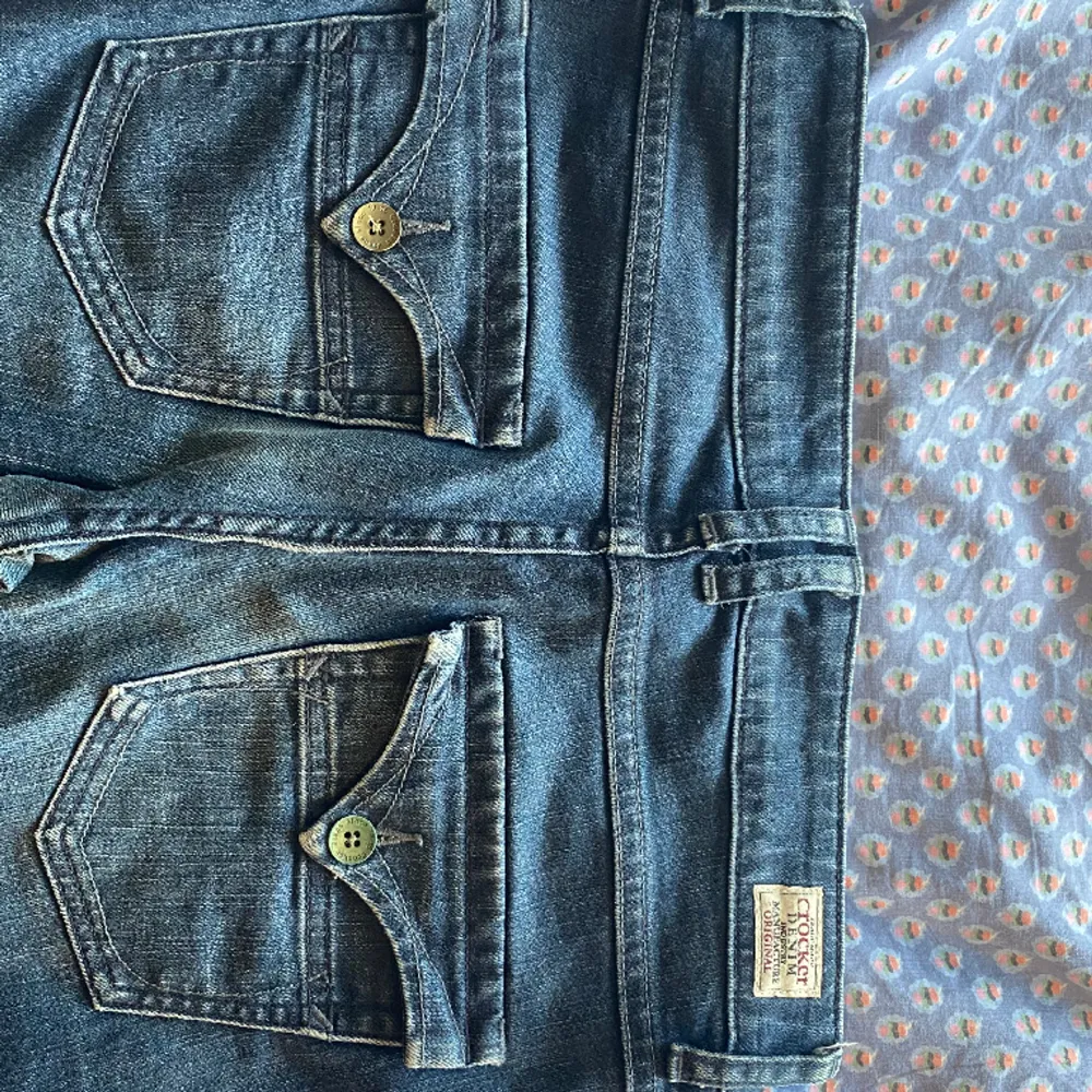 Ett par skit coola vintage jeans från crocker denim med detaljer bak på fickorna! De är en storlek S. Har tyvärr inga bilder på då de är för små för mig. Skulle säga att det är runt en storlek 34-36💗Pris kan diskuteras!. Jeans & Byxor.