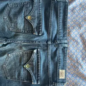 Ett par skit coola vintage jeans från crocker denim med detaljer bak på fickorna! De är en storlek S. Har tyvärr inga bilder på då de är för små för mig. Skulle säga att det är runt en storlek 34-36💗Pris kan diskuteras!