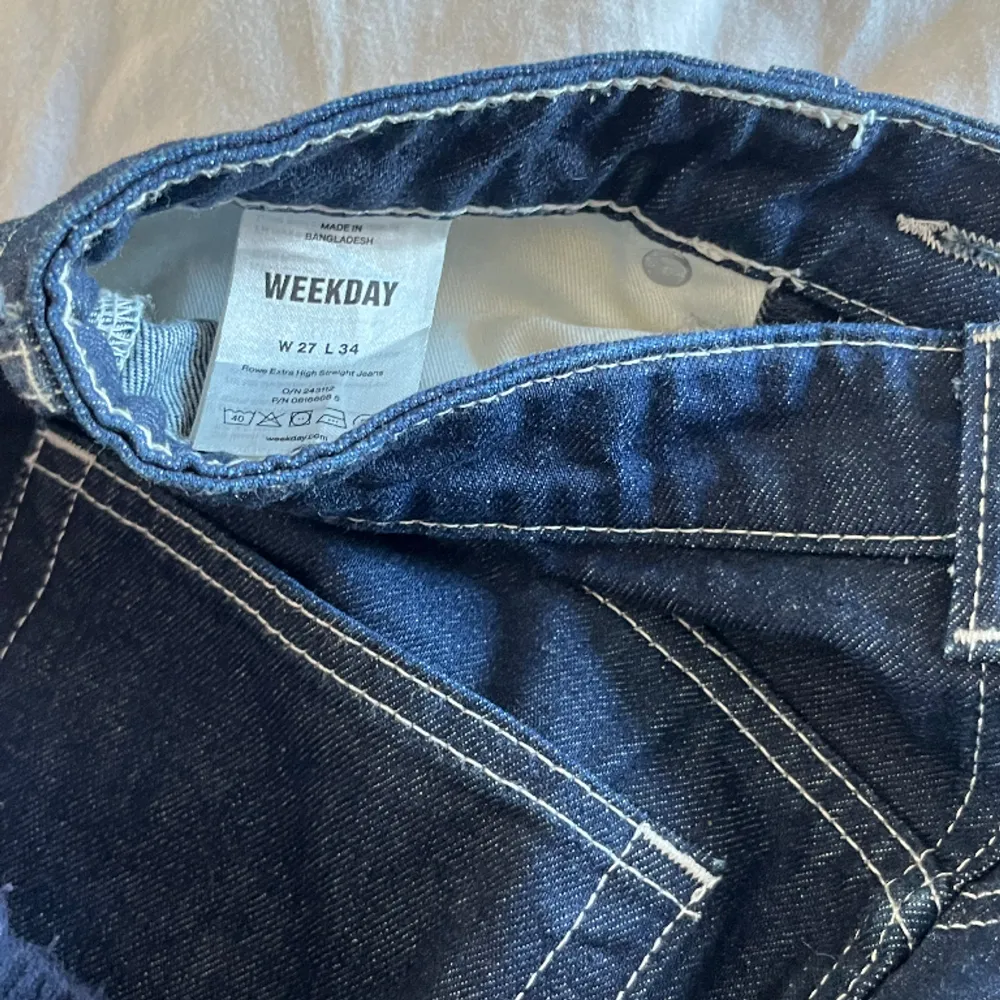 Säljer dessa helt oanvända weekday jeansen då dom inte kommit till användning och varit för stora för mig. Rowe jeans W27 L34!💙Betalning sker via swish, pris kan diskuteras! . Jeans & Byxor.