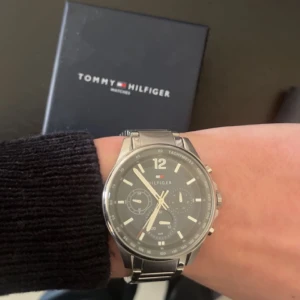 Tommy Hilfiger klocka  - Säljer min feta Tommy hilfiger klocka i mörkblå färg. Säljer eftersom jag använder en ny klocka. Köptes för 2000, säljer för 950 kr. Priset kan diskuteras. Skriv för fler frågor!