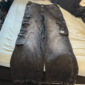 Fina jeans från urban outfitters, använda men synns inte. bekväma med mångaa fickor