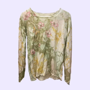 y2k tröja  - jättefin tröja köpt secondhand. säljer då den inte kommer till användning🌸🌸🌸