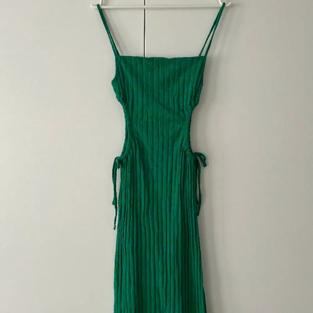 Säljer denna klänning från zara för 150kr i storlek s. Klänningar.