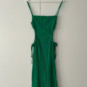 Säljer denna klänning från zara för 150kr i storlek s