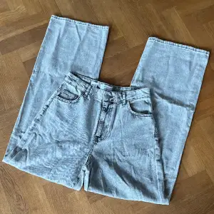 Jag säljer ett par oanvända vida gråa jeans ifrån Bershka. Dom är i modellen Wide leg och är i storlek 38.🩶