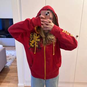 Harry Potter zip-hoodie från Warner Bros Studio Tour, London. Gryffindor! Storlek XS men är oversized i storleken så passar XS-L beroende på hur man vill att den ska sitta. Mycket bra skick, väldigt skön.