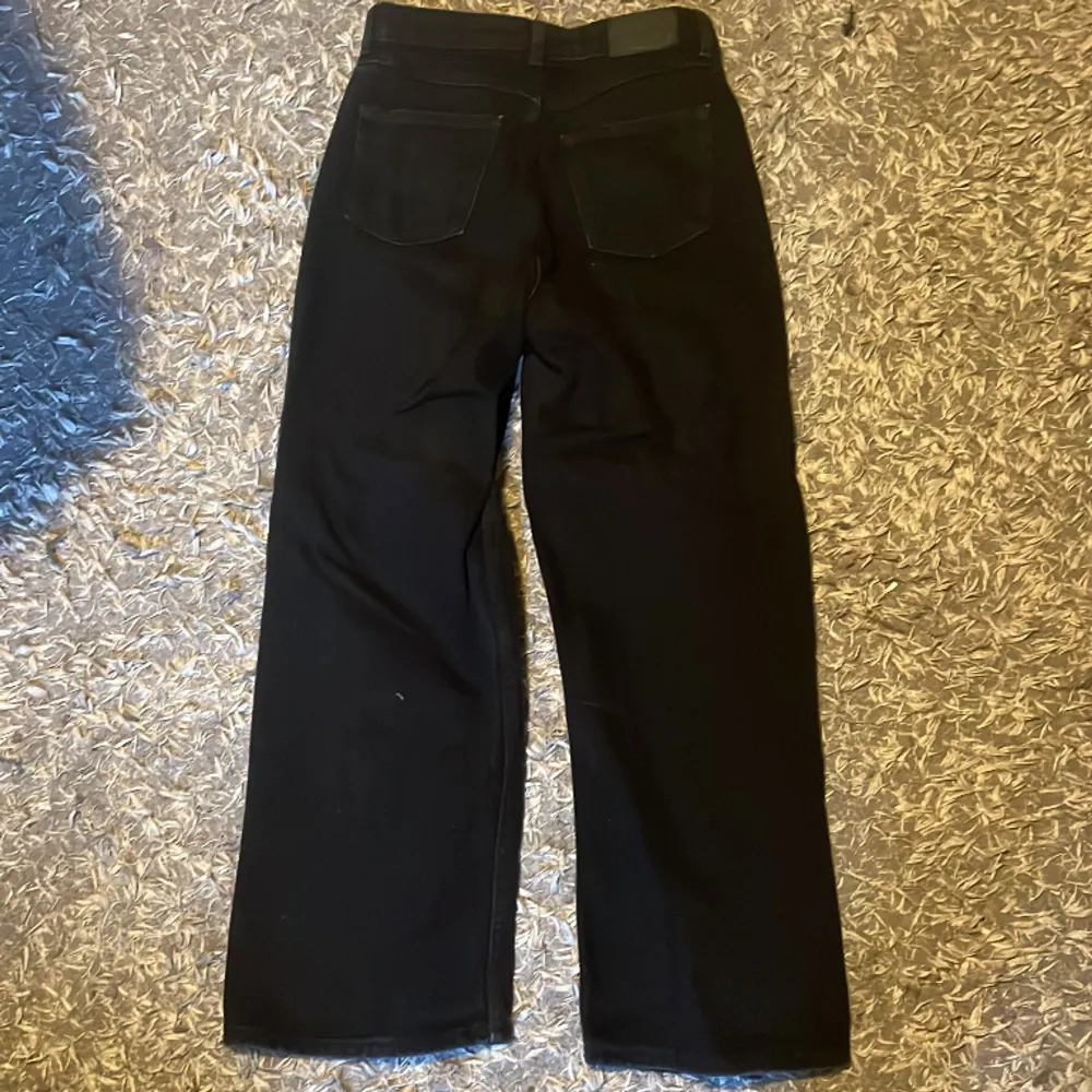 Fina svarta jeans från monki. Bra längd i benen ( jag är 157). Jeans & Byxor.