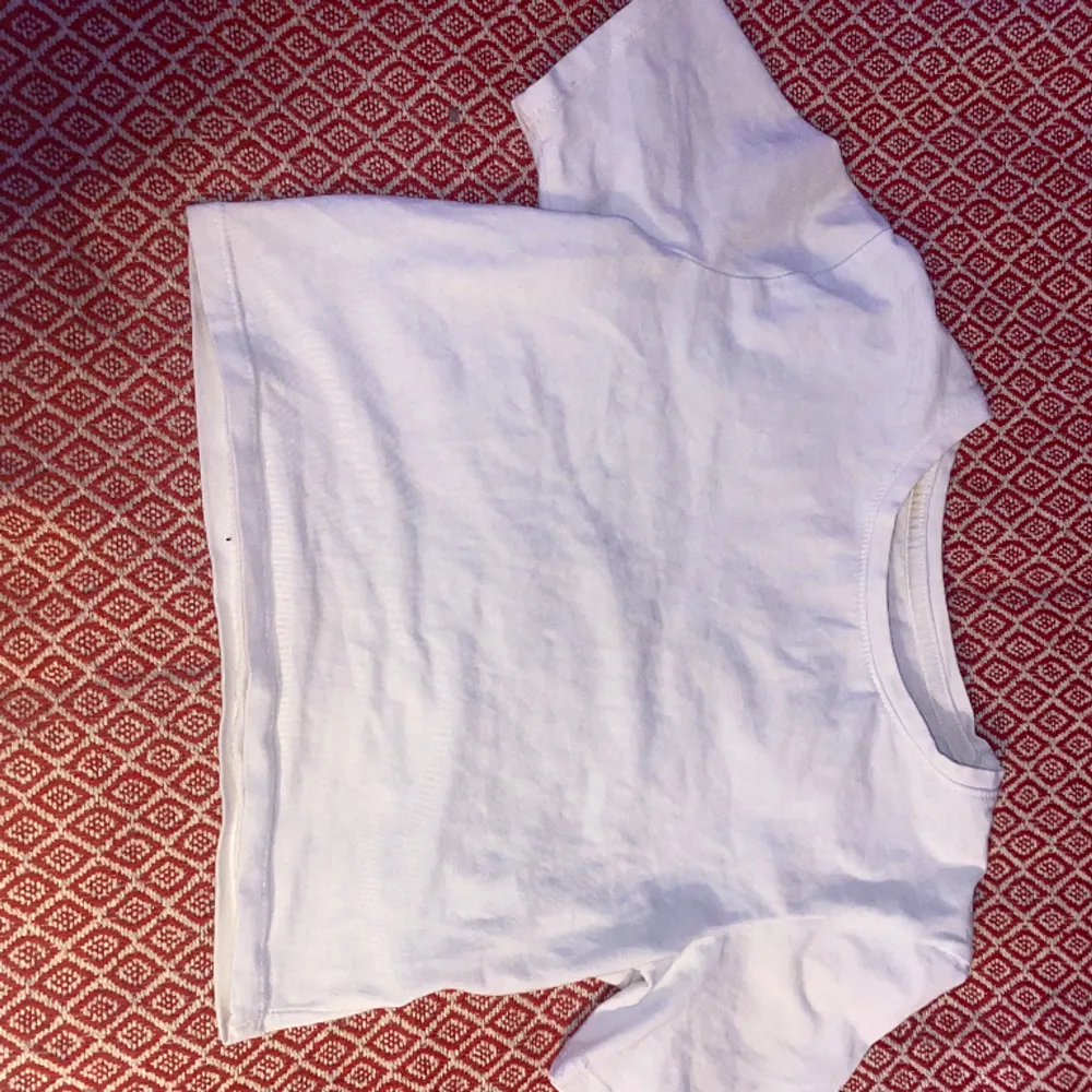Croppad T-Shirt från Lager 157, storlek XS, fint skick . T-shirts.