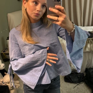 Ljusblå blus - Säljer denhär super söta blusen från zara som tyvärr inte kommer till användning! 