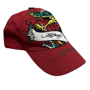 vintage röd ed hardy keps - säljer denna ascoola röda ed hardy kepsen! den är i bra skick utan några defekter. kepsen är även justerbar. om du har frågor så är det bara att kontakta mig. 