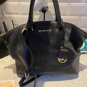 Äkta Michael kors  - Hej! Säljer denna äkta Michael kors väska i fint skick, hör av dig för fler bilder💗