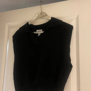 Fin ärmlös tröja  - Jätte snygg bevarad tröja med ”kostymkrage” och ärmlös i ett bekvämt o lyxigt tyg. Stl xs 💕 Säljer den då jag inte längre använder den (har en annan liknande). 