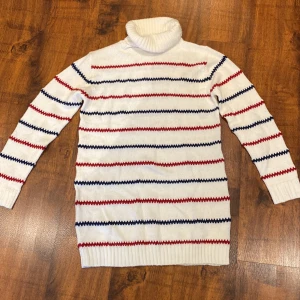 Stickad tröja i strl XL - Vit stickad tröja i ”pippi-mönster”. Sparsamt använd. Strl XL från Rut mfl. 