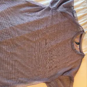 Lila genomskinlig tröja som inte kommer till användning längre, den är super snygg med ett linne under! Den är använd fåtal gånger men den har lite 