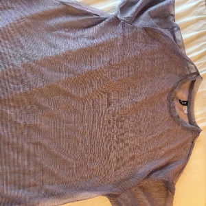 Lila tröja  - Lila genomskinlig tröja som inte kommer till användning längre, den är super snygg med ett linne under! Den är använd fåtal gånger men den har lite "skada" som man kan se på bild 2 & 3, men det syns ej om man inte kollar väldigt noga. 