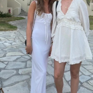 Långklänning vit - ❗️klänningen till vänster❗️Superskönt material! Använd en gång (första bilden), inga tecken på användning 🫶