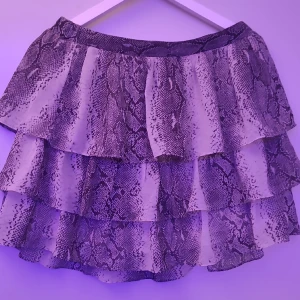 Volangkjol från HM - Säljer denna kjol från HM då den inte används.  Strl 40 men passar nog en 38 också. 