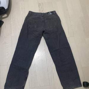 Supersnygga calvinklein jeans(unisex tror jag men jag är tjej), användes inte längre därför säljer jag de! Supersnygga med bara lite slitage längst ned och mellan benen. Längden står ej men jag är 166cm och de är lite långa. Nypris ca 1200kr tror jag
