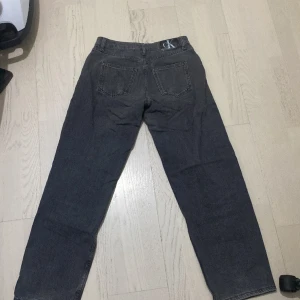 Calvin Kleins jeans - Supersnygga calvinklein jeans(unisex tror jag men jag är tjej), användes inte längre därför säljer jag de! Supersnygga med bara lite slitage längst ned och mellan benen. Längden står ej men jag är 162cm och de är lite långa. Nypris ca 1200kr tror jag