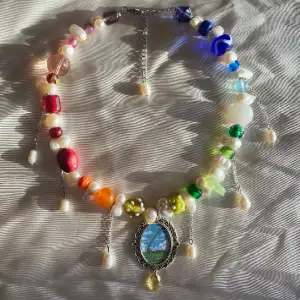 Halsband gjort av glaspärlor och sötvattenspärlor, med en berlock jag har målat🌈☁️ reglerbar längd 37-43cm Kika in min instagram @flyingladybugz för mer smycken💗🐞