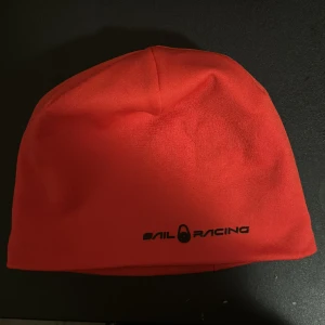 Sail racing mössa  - En sail racing mössa i super skick, fick den som present när jag köpte jackan, men använder inte mössa. Mössan är one size. 