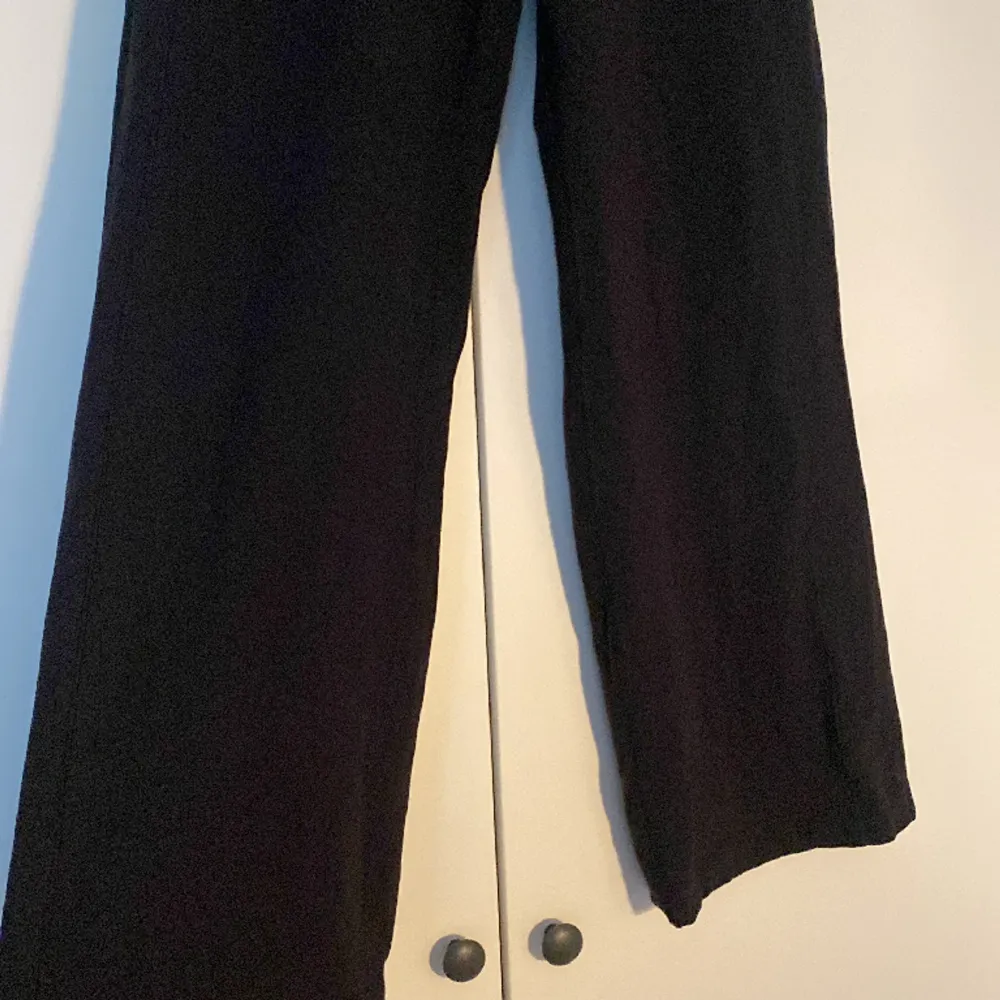 Svarta lululemon byxor💖byxorna är långa och är väldigt vida. De är inte bootcut!!. Jeans & Byxor.